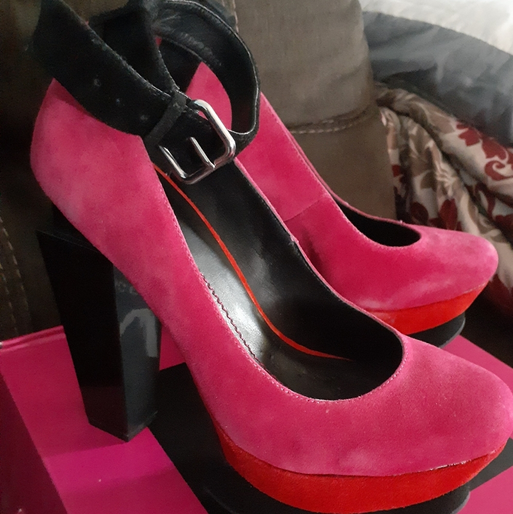 DV 8 Heels Size 8.5